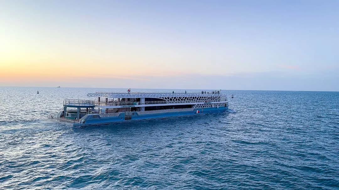 Lotus Royale Mega Yacht Dinner Cruise — photo 2